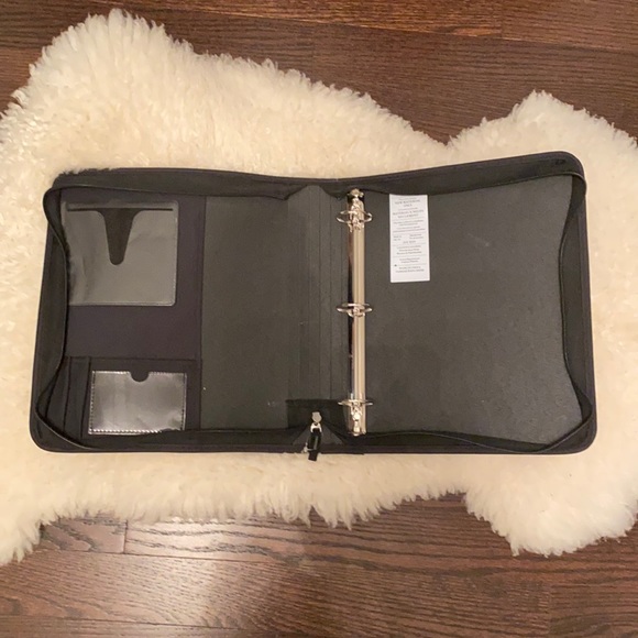 NEW 3-hole punch binder - Picture 3 of 3